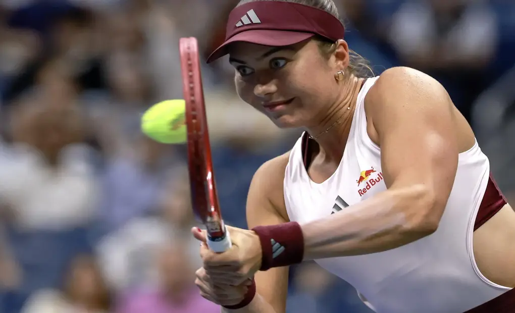 FOTOGRAFÍA. NUEVA YORK (ESTADOS UNIDOS DE AMÉRICA, EE. UU.), 07 DE SEPTIEMBRE DE 2026. La estadounidense Iva Jovic en acción contra su compatriota Coco Gauff durante su partido de octavos de final en el US Open Tennis Championships en el USTA Billie Jean King National Tennis Center en Flushing Meadows, Nueva York (EE.UU.). Efe