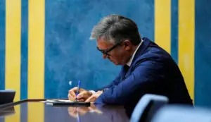 FOTOGRAFÍA. SEVILLA (ANDALUCÍA) ESPAÑA, 01 DE SEPTIEMBRE DE 2026. El vicepresidente de la Junta de Andalucía y consejero de Turismo, Justicia, Desregulación y Asuntos Locales, Manuel Gavira Florentino, registrado este martes durante una rueda de prensa. Lasvocesdelpueblo (Ñ Pueblo)
