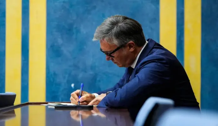 FOTOGRAFÍA. SEVILLA (ANDALUCÍA) ESPAÑA, 01 DE SEPTIEMBRE DE 2026. El vicepresidente de la Junta de Andalucía y consejero de Turismo, Justicia, Desregulación y Asuntos Locales, Manuel Gavira Florentino, registrado este martes durante una rueda de prensa. Lasvocesdelpueblo (Ñ Pueblo)