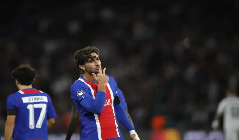 FOTOGRAFÍA. PARÍS (FRANCIA), 09 DE SEPTIEMBRE DE 2026. El jugador del París Saint-Germain (PSG), Ferran Torres García (d), celebra con Ousmane Dembele (I) el 5-0 durante el partido de la fase liga que han jugado París Santo-Germain y Slovan Bratislava, en París, Francia. Efe