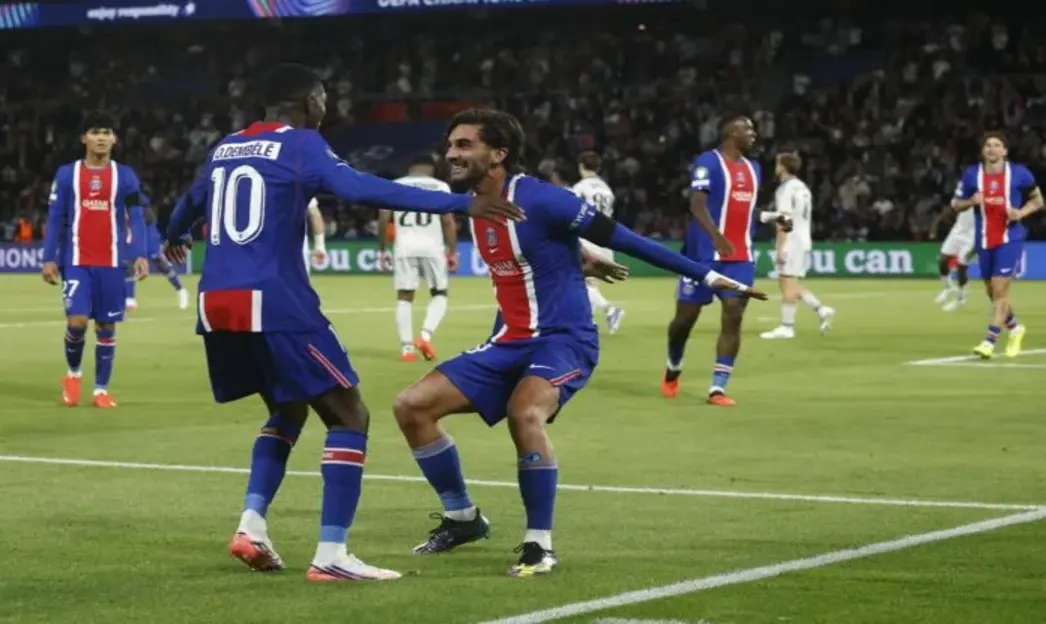 FOTOGRAFÍA. PARÍS (FRANCIA), 09 DE SEPTIEMBRE DE 2026. El jugador del París Saint-Germain (PSG), Ferran Torres García (d), celebra con Ousmane Dembele (I) el 5-0 durante el partido de la fase liga que han jugado París Santo-Germain y Slovan Bratislava, en París, Francia. Efe