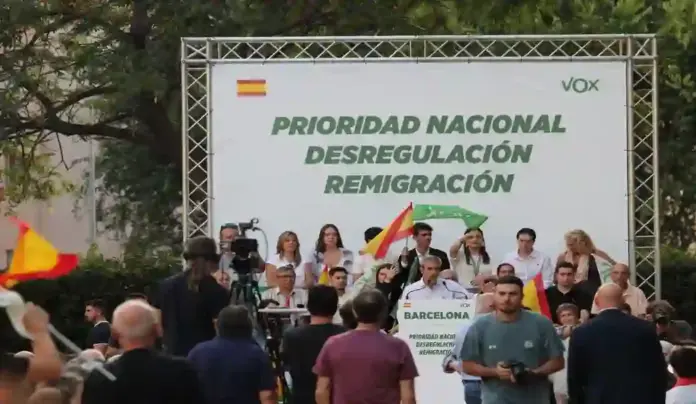 Gonzalo de Oro planta cara en Sants a Collboni y a la ultraizquierda El presidente del Grupo Municipal en el Ayuntamiento de Barcelona, Gonzalo de Oro-Pulido Plaza, pronunció esta tarde y noche del viernes 18 de septiembre en Plaza de la Marina del distrito Sants un enérgico discurso ante un público entregado que no dejó de corear consignas a favor de la libertad y del proyecto soberanista frente a la islamización de los barrios. Lasvocesdelpueblo (Ñ Pueblo)