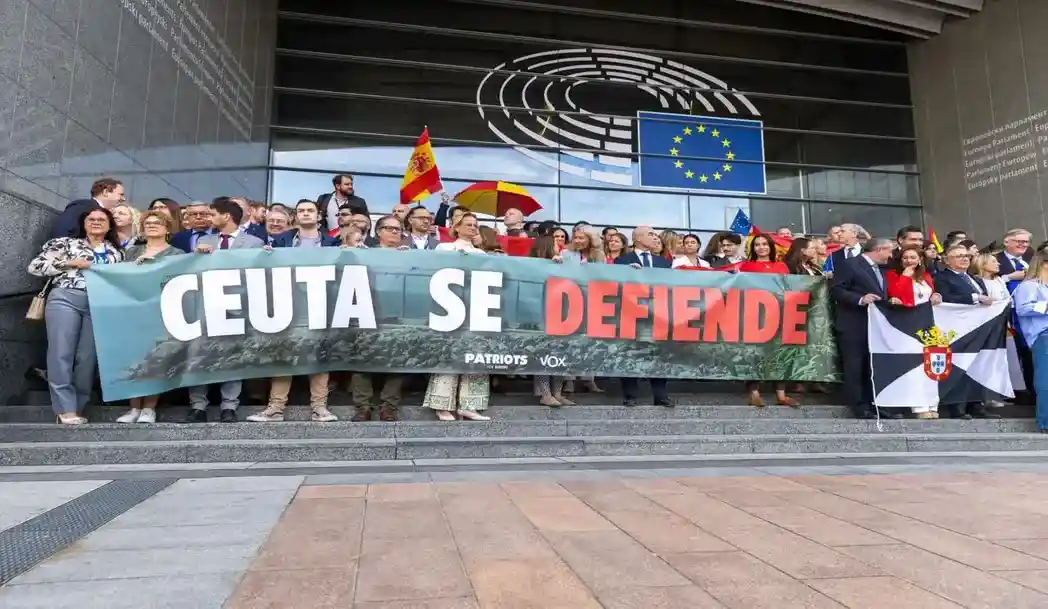 FOTOGRAFÍA. BRUSELAS (BÉLGICA), 02 DE SEPTIEMBRE DE 2026. El jefe de la Delegación de VOX en el Parlamento Europeo, Jorge Buxadé Villalba, junto con la delegacion de VOX en Europa ha participado este miércoles en la concentración celebrada ante la Eurocámara en defensa de Ceuta y de la soberanía nacional. Lasvocesdelpueblo (Ñ Pueblo)