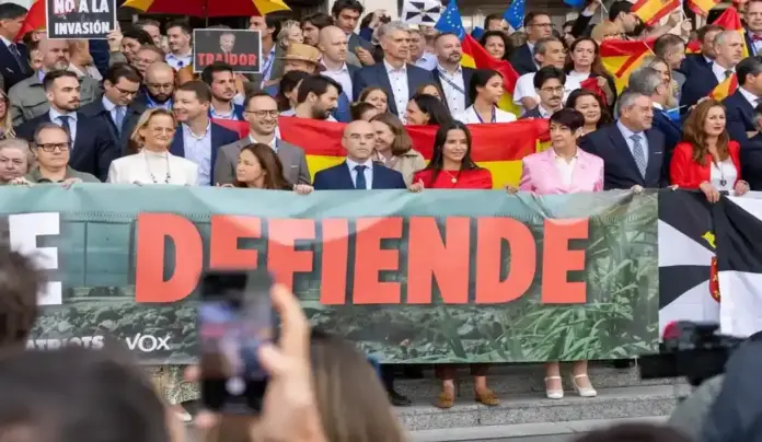 FOTOGRAFÍA. BRUSELAS (BÉLGICA), 02 DE SEPTIEMBRE DE 2026. El jefe de la Delegación de VOX en el Parlamento Europeo, Jorge Buxadé Villalba, junto con la delegacion de VOX en Europa ha participado este miércoles en la concentración celebrada ante la Eurocámara en defensa de Ceuta y de la soberanía nacional. Lasvocesdelpueblo (Ñ Pueblo)