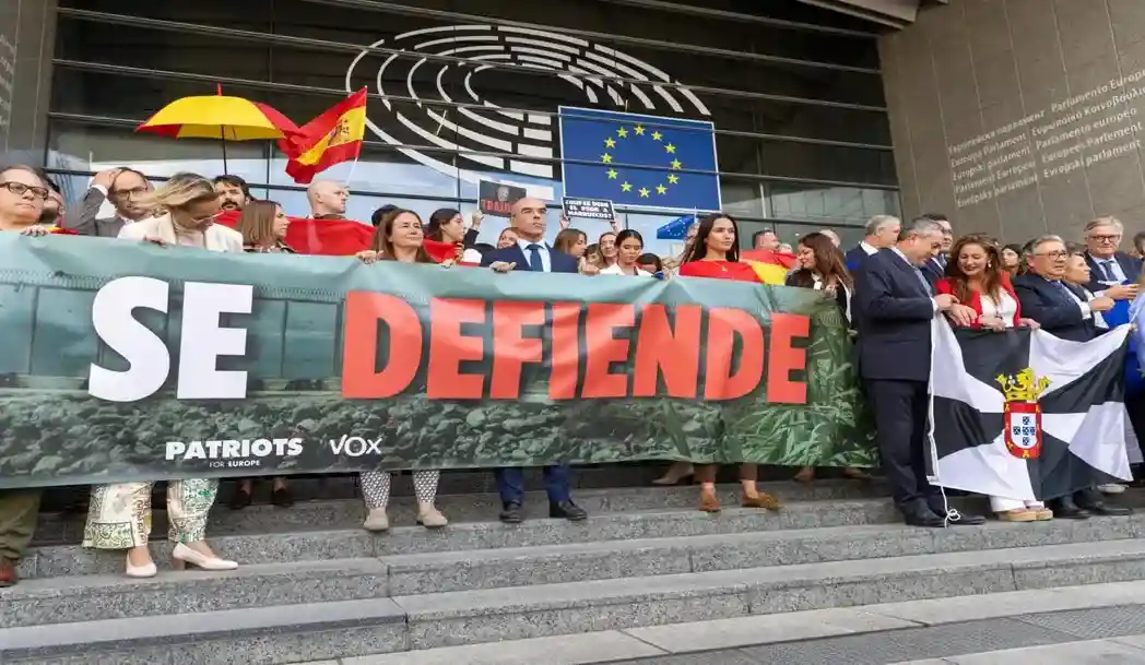 FOTOGRAFÍA. BRUSELAS (BÉLGICA), 02 DE SEPTIEMBRE DE 2026. El jefe de la Delegación de VOX en el Parlamento Europeo, Jorge Buxadé Villalba, junto con la delegacion de VOX en Europa ha participado este miércoles en la concentración celebrada ante la Eurocámara en defensa de Ceuta y de la soberanía nacional. Lasvocesdelpueblo (Ñ Pueblo)