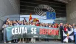 FOTOGRAFÍA. BRUSELAS (BÉLGICA), 02 DE SEPTIEMBRE DE 2026. El jefe de la Delegación de VOX en el Parlamento Europeo, Jorge Buxadé Villalba, junto con la delegacion de VOX en Europa ha participado este miércoles en la concentración celebrada ante la Eurocámara en defensa de Ceuta y de la soberanía nacional. Lasvocesdelpueblo (Ñ Pueblo)