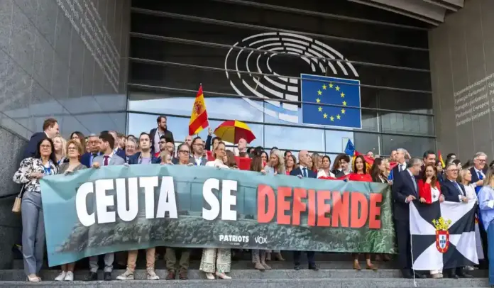 FOTOGRAFÍA. BRUSELAS (BÉLGICA), 02 DE SEPTIEMBRE DE 2026. El jefe de la Delegación de VOX en el Parlamento Europeo, Jorge Buxadé Villalba, junto con la delegacion de VOX en Europa ha participado este miércoles en la concentración celebrada ante la Eurocámara en defensa de Ceuta y de la soberanía nacional. Lasvocesdelpueblo (Ñ Pueblo)