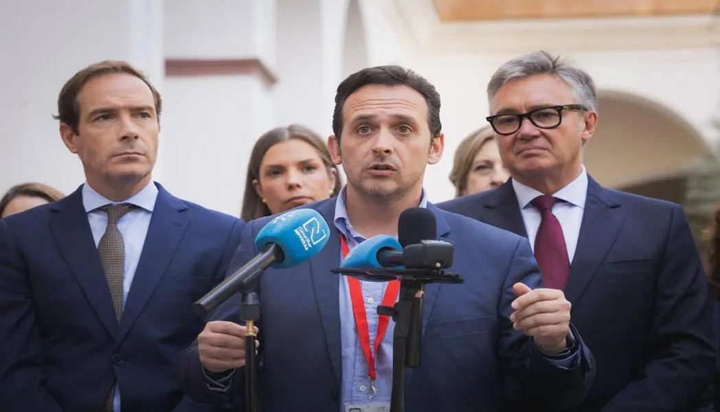 FOTOGRAFÍA. SEVILLA (ESPAÑA), 17 DE SEPTIEMBRE DE 2026. El presidente de Vox en Ceuta y portavoz del Grupo Municipal de Vox en la Asamblea de Ceuta, Juan Sergio Redondo (c), visita el Parlamento de Andalucía, junto al vicepresidente segundo de la Junta de Andalucía por Vox, Manuel Gavira Florentino (d), quienes han atendido a los medios de comunicación junto a al portavoz del GP Vox en Andalucía, Javier Cortés (i), la vicepresidente de la Mesa del Parlamento, Cristina Peláez; la diputada nacional Reyes Romero, y la senadora de Vox María Pastor. Además, han estado arropados por parlamentarios andaluces. Lasvocesdelpueblo (Ñ Pueblo)