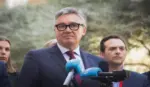 FOTOGRAFÍA. SEVILLA (ESPAÑA), 17 DE SEPTIEMBRE DE 2026. El presidente de Vox en Ceuta y portavoz del Grupo Municipal de Vox en la Asamblea de Ceuta, Juan Sergio Redondo (d), visita el Parlamento de Andalucía, junto al vicepresidente segundo de la Junta de Andalucía por Vox, Manuel Gavira Florentino (c), quienes han atendido a los medios de comunicación junto a al portavoz del GP Vox en Andalucía, Javier Cortés, la vicepresidente de la Mesa del Parlamento, Cristina Peláez; la diputada nacional Reyes Romero, y la senadora de Vox María Pastor. Además, han estado arropados por parlamentarios andaluces. Lasvocesdelpueblo (Ñ Pueblo)