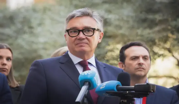 Vox FOTOGRAFÍA. SEVILLA (ESPAÑA), 17 DE SEPTIEMBRE DE 2026. El presidente de Vox en Ceuta y portavoz del Grupo Municipal de Vox en la Asamblea de Ceuta, Juan Sergio Redondo (d), visita el Parlamento de Andalucía, junto al vicepresidente segundo de la Junta de Andalucía por Vox, Manuel Gavira Florentino (c), quienes han atendido a los medios de comunicación junto a al portavoz del GP Vox en Andalucía, Javier Cortés, la vicepresidente de la Mesa del Parlamento, Cristina Peláez; la diputada nacional Reyes Romero, y la senadora de Vox María Pastor. Además, han estado arropados por parlamentarios andaluces. Lasvocesdelpueblo (Ñ Pueblo)