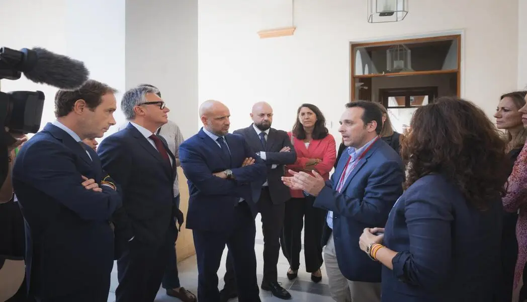 FOTOGRAFÍA. SEVILLA (ESPAÑA), 17 DE SEPTIEMBRE DE 2026. El presidente de Vox en Ceuta y portavoz del Grupo Municipal de Vox en la Asamblea de Ceuta, Juan Sergio Redondo, visita el Parlamento de Andalucía, junto al vicepresidente segundo de la Junta de Andalucía por Vox, Manuel Gavira Florentino, quienes han atendido a los medios de comunicación junto a al portavoz del GP Vox en Andalucía, Javier Cortés, la vicepresidente de la Mesa del Parlamento, Cristina Peláez; la diputada nacional Reyes Romero, y la senadora de Vox María Pastor. Además, han estado arropados por parlamentarios andaluces. Lasvocesdelpueblo (Ñ Pueblo)