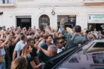 FOTOGRAFÍA. TARRAGONA (ESPAÑA), 18 DE SEPTIEMBRE DE 2026. El presidente de Vox y líder de la coalición europea Patriots for Europe, Santiago Abascal en una multitudinaria rueda de prensa en la Plaza Corsini de Tarragona rodeado por centenares de simpatizantes de Vox. (Lasvocesdelpueblo Ñ Pueblo)