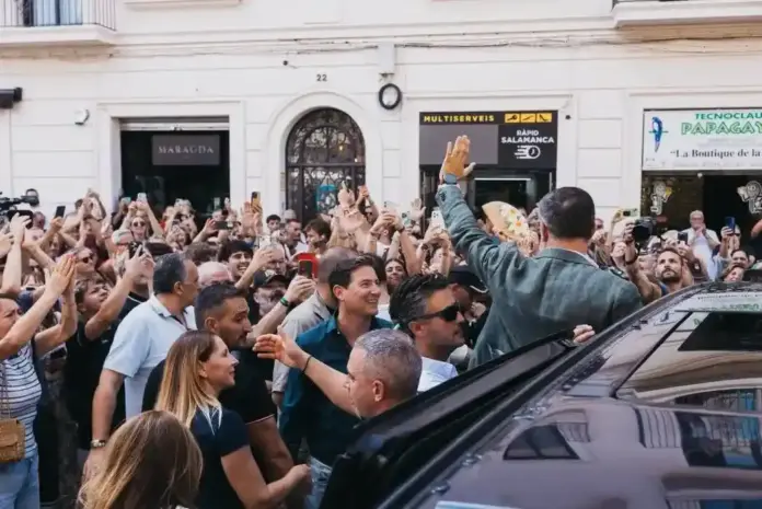 Abascal Tarragona FOTOGRAFÍA. TARRAGONA (ESPAÑA), 18 DE SEPTIEMBRE DE 2026. El presidente de Vox y líder de la coalición europea Patriots for Europe, Santiago Abascal en una multitudinaria rueda de prensa en la Plaza Corsini de Tarragona rodeado por centenares de simpatizantes de Vox. (Lasvocesdelpueblo Ñ Pueblo)