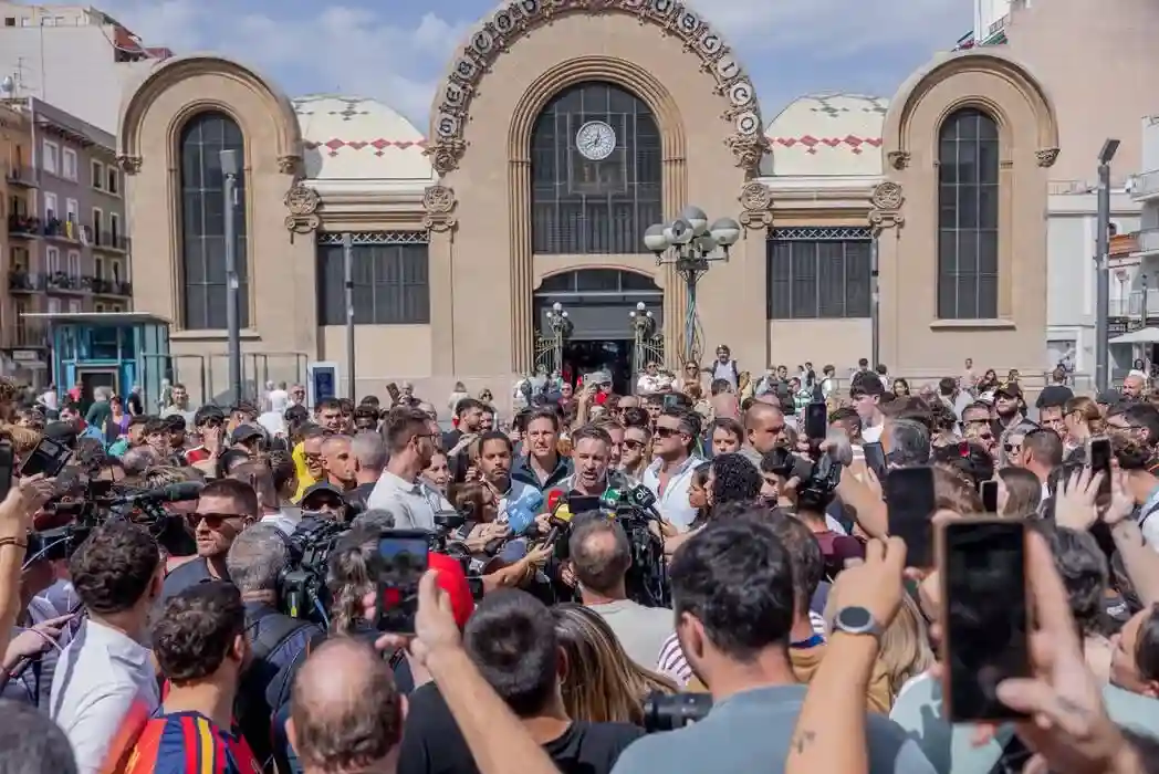 FOTOGRAFÍA. TARRAGONA (ESPAÑA), 18 DE SEPTIEMBRE DE 2026. El presidente de Vox y líder de la coalición europea Patriots for Europe, Santiago Abascal en una multitudinaria rueda de prensa en la Plaza Corsini de Tarragona rodeado por centenares de simpatizantes de Vox. (Lasvocesdelpueblo Ñ Pueblo)