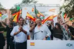 FOTOGRAFÍA. PLAZA DE LA MARINA DEL DISTRITO DE SANTS (BARCELONA) CATALUÑA (ESPAÑA), 18 DE SEPTIEMBRE DE 2026. El líder de Vox Santiago Abascal Conde cierra su gira en Cataluña con un histórico y multitudinario acto público en plaza de la Marina del distrito Sants de la ciudad de Barcelona, más de 2000 personas, confirmaron fuentes de la organización. Estuvieron presentes el secretario general Ignacio Garriga Vaz de Conceiçao, el presidente de Vox Barcelona Joan Garriga Doménech, el líder local de Vox Gonzalo de Oro-Pulido Plaza, los diputados nacionales por Barcelona Juan José Aizcorbe Torra y Carina Mejías, los representantes institucionales en Cataluña, entre otros. Lasvocesdelpueblo (Ñ Pueblo)