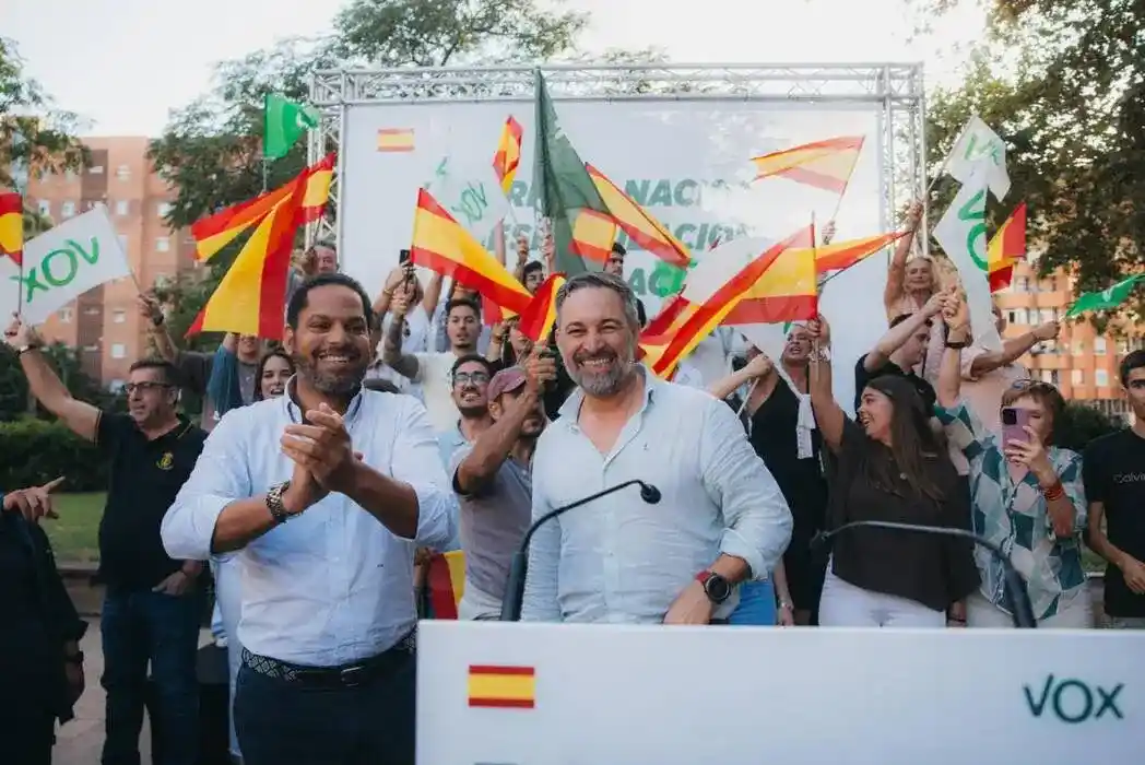 FOTOGRAFÍA. PLAZA DE LA MARINA DEL DISTRITO DE SANTS (BARCELONA) CATALUÑA (ESPAÑA), 18 DE SEPTIEMBRE DE 2026. El líder de Vox Santiago Abascal Conde cierra su gira en Cataluña con un histórico y multitudinario acto público en plaza de la Marina del distrito Sants de la ciudad de Barcelona, más de 2000 personas, confirmaron fuentes de la organización. Estuvieron presentes el secretario general Ignacio Garriga Vaz de Conceiçao, el presidente de Vox Barcelona Joan Garriga Doménech, el líder local de Vox Gonzalo de Oro-Pulido Plaza, los diputados nacionales por Barcelona Juan José Aiscorbe Torra y Carina Mejías, los representantes institucionales en Cataluña, entre otros. Lasvocesdelpueblo (Ñ Pueblo)