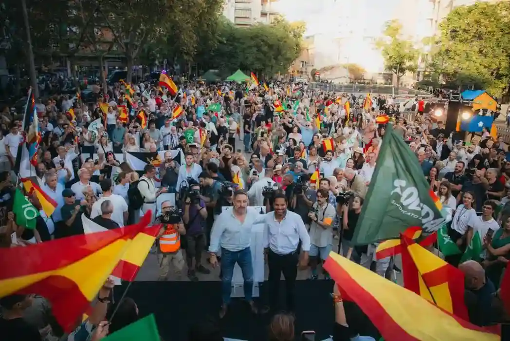 FOTOGRAFÍA. PLAZA DE LA MARINA DEL DISTRITO DE SANTS (BARCELONA) CATALUÑA (ESPAÑA), 18 DE SEPTIEMBRE DE 2026. El líder de Vox Santiago Abascal Conde cierra su gira en Cataluña con un histórico y multitudinario acto público en plaza de la Marina del distrito Sants de la ciudad de Barcelona, más de 2000 personas, confirmaron fuentes de la organización. Estuvieron presentes el secretario general Ignacio Garriga Vaz de Conceiçao, el presidente de Vox Barcelona Joan Garriga Doménech, el líder local de Vox Gonzalo de Oro-Pulido Plaza, los diputados nacionales por Barcelona Juan José Aiscorbe Torra y Carina Mejías, los representantes institucionales en Cataluña, entre otros. Lasvocesdelpueblo (Ñ Pueblo)