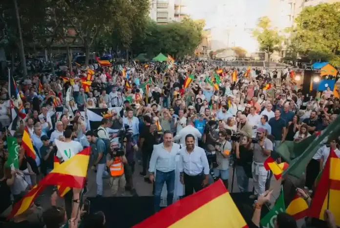 Vox FOTOGRAFÍA. PLAZA DE LA MARINA DEL DISTRITO DE SANTS (BARCELONA) CATALUÑA (ESPAÑA), 18 DE SEPTIEMBRE DE 2026. El líder de Vox Santiago Abascal Conde cierra su gira en Cataluña con un histórico y multitudinario acto público en plaza de la Marina del distrito Sants de la ciudad de Barcelona, más de 2000 personas, confirmaron fuentes de la organización. Estuvieron presentes el secretario general Ignacio Garriga Vaz de Conceiçao, el presidente de Vox Barcelona Joan Garriga Doménech, el líder local de Vox Gonzalo de Oro-Pulido Plaza, los diputados nacionales por Barcelona Juan José Aizcorbe Torra y Carina Mejías, los representantes institucionales en Cataluña, entre otros. Lasvocesdelpueblo (Ñ Pueblo)