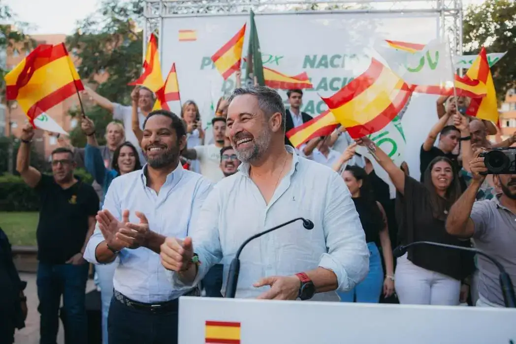 FOTOGRAFÍA. PLAZA DE LA MARINA DEL DISTRITO DE SANTS (BARCELONA) CATALUÑA (ESPAÑA), 18 DE SEPTIEMBRE DE 2026. El líder de Vox Santiago Abascal Conde cierra su gira en Cataluña con un histórico y multitudinario acto público en plaza de la Marina del distrito Sants de la ciudad de Barcelona, más de 2000 personas, confirmaron fuentes de la organización. Estuvieron presentes el secretario general Ignacio Garriga Vaz de Conceiçao, el presidente de Vox Barcelona Joan Garriga Doménech, el líder local de Vox Gonzalo de Oro-Pulido Plaza, los diputados nacionales por Barcelona Juan José Aiscorbe Torra y Carina Mejías, los representantes institucionales en Cataluña, entre otros. Lasvocesdelpueblo (Ñ Pueblo)
