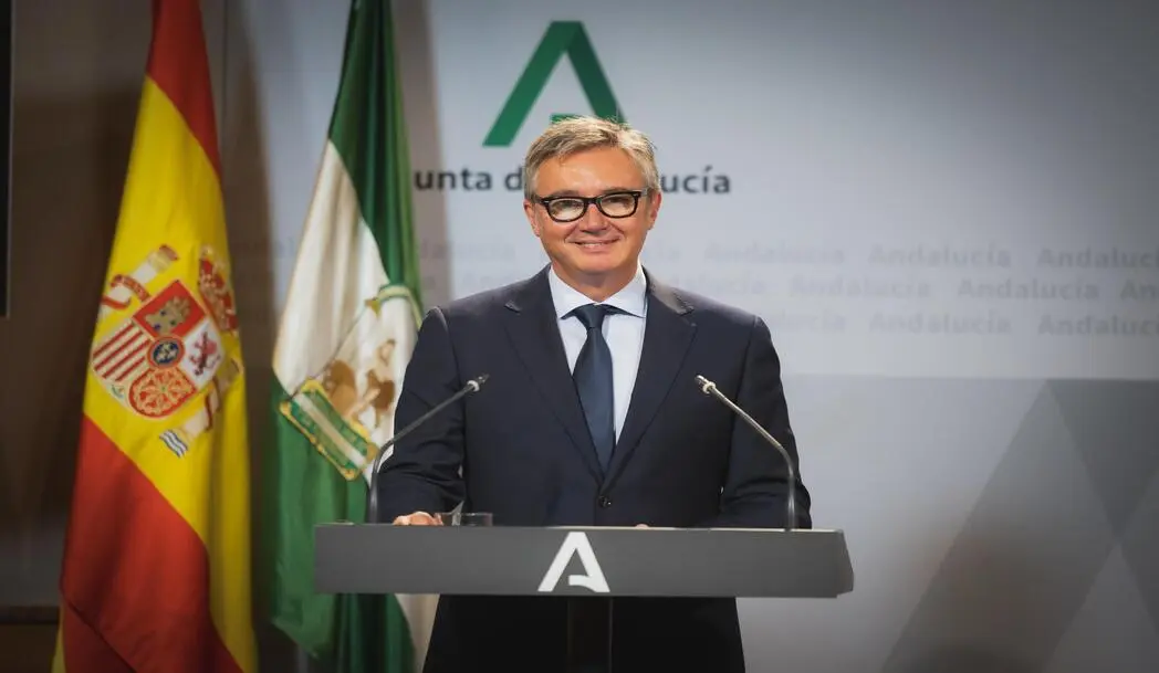 FOTOGRAFÍA. SEVILLA, 30 DE SEPTIEMBRE DE 2026. En la imagen, El vicepresidente segundo y consejero de Turismo, Justicia, Desregulación y Administración Local del Gobierno en coalición de la Junta de Andalucía por Vox, Manuel Gavira Florentino, hoy en rueda de prensa en la sede gubernamental andaluza. Lasvocesdelpueblo (Ñ Pueblo)