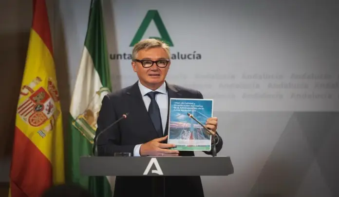 Vox Gavira FOTOGRAFÍA. SEVILLA, 30 DE SEPTIEMBRE DE 2026. En la imagen, El vicepresidente segundo y consejero de Turismo, Justicia, Desregulación y Administración Local del Gobierno en coalición de la Junta de Andalucía por Vox, Manuel Gavira Florentino, hoy en rueda de prensa en la sede gubernamental andaluza. Lasvocesdelpueblo (Ñ Pueblo)