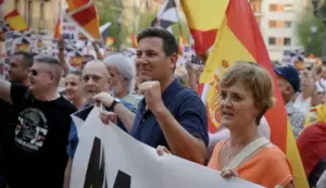 FOTOGRAFÍA. TARRAGONA (CATALUÑA) ESPAÑA, 02 DE SEPTIEMBRE DE 2026. El presidente provincial de VOX en Tarragona y diputado en el Parlamento de Cataluña, Sergio Macián de Greef (2 d); junto a la portavoz del Grupo Municipal de VOX en el Ayuntamiento de Tarragona, Judith Gómez García (d); entre otros dirigentes de la formación verde patriota, ha valorado la respuesta de la formación y de los vecinos que han salido a las calles para mostrar su solidaridad con los ceutíes y defender la integridad territorial de España. Lasvocesdelpueblo (Ñ Pueblo)