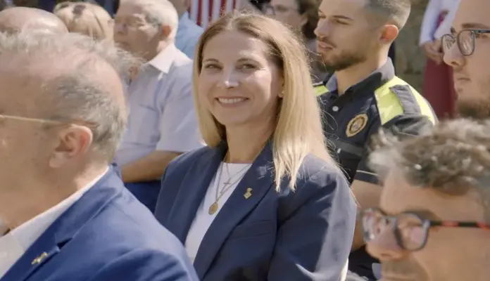 Ana Belén Rodríguez Ros, Salou FOTOGRAFÍA. SALOU, 28 DE SEPTIEMBRE DE 2026. La portavoz del Grupo Municipal de Vox en el Ayuntamiento de Salou, Ana Belén Rodríguez Ros (c), ha criticado la intervención del alcalde de Salou, Pere Granados Carrillo, durante el acto celebrado con motivo del patrón de la Policía Local, después de que utilizara parte de su discurso para hablar de votos y cargar contra la oposición municipal. Lasvocesdelpueblo (Ñ Pueblo)