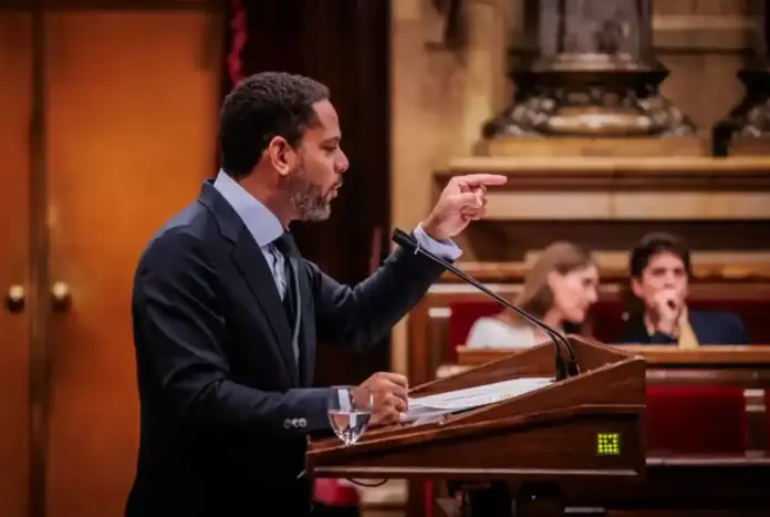 Ignacio Garriga, debate d epolítica general sobre Cataluña (1) FOTOGRAFÍA. BARCELONA, 30 DE SEPTIEMBRE DE 2026. El secretario general de Vox y presidente del Grupo Parlamentario de esta resistencia patriota en el Parlament de Catalunya, Ignacio Garriga Vaz de Conceiçao, ha contestado este miércoles al discurso triunfalista del presidente del Govern de la Generalitat de Catalunya y líder del Partido Socialista en Cataluña (PSC-PSOE), Salvador Illa Roca, quien abrió la tarde de ayer, martes 29 de septiembre, el tercer Debate de Política General (DPG) de esta legislatura en la Cámara catalana. Parlament/Lasvocesdelpueblo (Ñ Pueblo)
