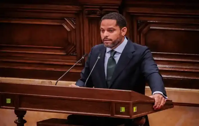 Ignacio Garriga, debate d epolítica general sobre Cataluña (2) FOTOGRAFÍA. BARCELONA, 30 DE SEPTIEMBRE DE 2026. El secretario general de Vox y presidente del Grupo Parlamentario de esta resistencia patriota en el Parlament de Catalunya, Ignacio Garriga Vaz de Conceiçao, ha contestado este miércoles al discurso triunfalista del presidente del Govern de la Generalitat de Catalunya y líder del Partido Socialista en Cataluña (PSC-PSOE), Salvador Illa Roca, quien abrió la tarde de ayer, martes 29 de septiembre, el tercer Debate de Política General (DPG) de esta legislatura en la Cámara catalana. Parlament/Lasvocesdelpueblo (Ñ Pueblo)
