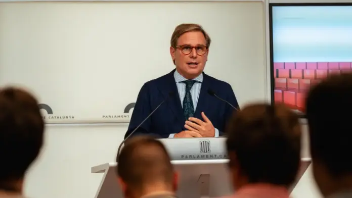 Joan Garriga desenmascara el triunfalismo de Illa en el DPG «Cataluña está peor que nunca» FOTOGRAFÍA. BARCELONA, 29 DE SEPTIEMBRE DE 2026. El portavoz del grupo parlamentario de Vox en el Parlament de Catalunya, Joan Garriga Doménech, registrado este martes durante una rueda de prensa en la que el líder patriota ha valorado la intervención del presidente del Govern socialista de la Generalitat de Catalunya, Salvador Illa Roca, en el Debate de Política General de Cataluña 2026. Lasvocesdelpueblo (Ñ pueblo)