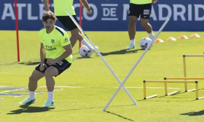 Julián Álvarez, lesionado es baja contra la Real Sociedad FOTOGRAFÍA. MAJADAHONDA (COMUNIDAD DE MADRID) ESPAÑA, 12 DE SEPTIEMBRE DE 2026. El delantero del Atlético de Madrid, Julián Álvarez, durante el entrenamiento del equipo, este sábado, en la Ciudad deportiva del equipo en Majadahonda, Madrid, previo al partido de La Liga contra la Real Sociedad. Efe