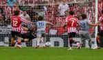 FOTOGRAFÍA. BILBAO (LAS VASCONGADAS) ESPAÑA, 05 DE AGOSTO DE 2026. El portero del Athletic Club Unai Simón (i) para un tiro a puerta del delantero argentino del Atlético de Madrid Julián Álvarez (d), durante el partido de la jornada 4 de Liga entre el Athletic Club y el Atlético de Madrid, en el estadio de San Mamés en Bilbao.- Efe