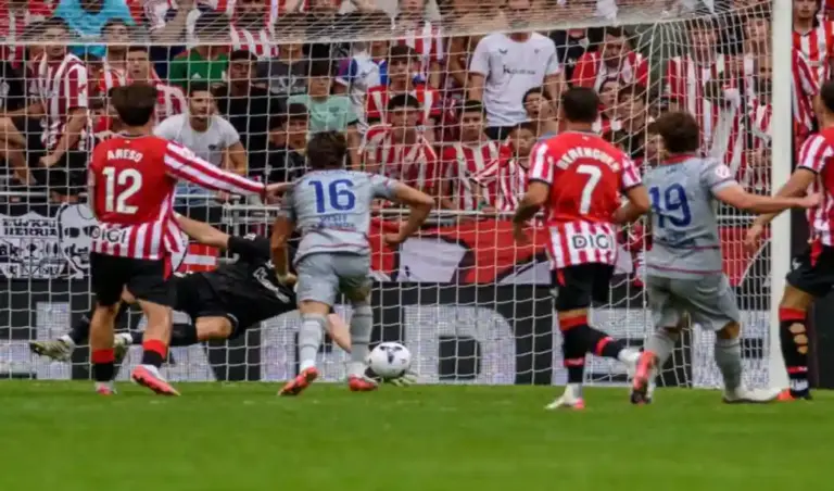 FOTOGRAFÍA. BILBAO (LAS VASCONGADAS) ESPAÑA, 05 DE AGOSTO DE 2026. El portero del Athletic Club Unai Simón (i) para un tiro a puerta del delantero argentino del Atlético de Madrid Julián Álvarez (d), durante el partido de la jornada 4 de Liga entre el Athletic Club y el Atlético de Madrid, en el estadio de San Mamés en Bilbao.- Efe