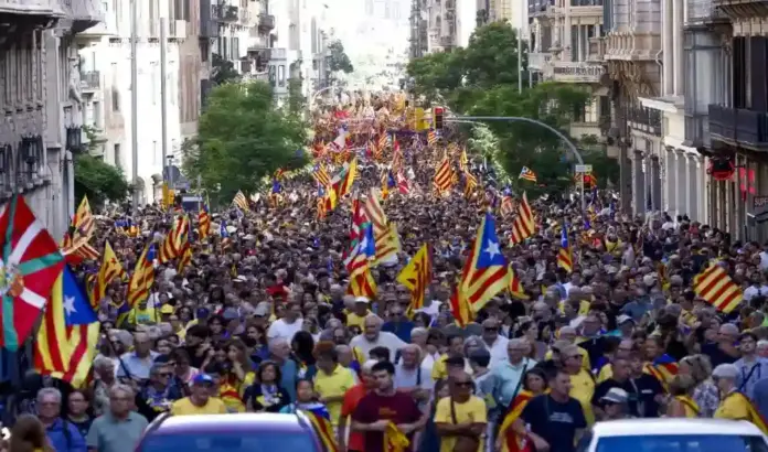 La Diada se desinfla la triple marcha de la ANC solo reúne a 57.000 personas (2) FOTOGRAFÍA. BARCELONA (ESPAÑA), 11 DE SEPTIEMBRE DE 2026. Cientos de personas durante una manifestación convocada por la asociación separatista Assemblea Nacional Catalana (ANC) en Barcelona, este viernes, con el motivo del Día de Cataluña (Diada de Catalunya). Efe