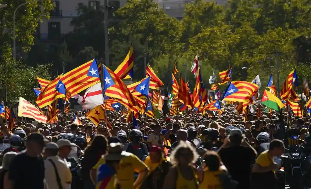 FOTOGRAFÍA. BARCELONA (ESPAÑA), 11 DE SEPTIEMBRE DE 2026. Cientos de personas durante una manifestación convocada por la asociación separatista Assemblea Nacional Catalana (ANC) en Barcelona, este viernes, con el motivo del Día de Cataluña (Diada de Catalunya). Efe