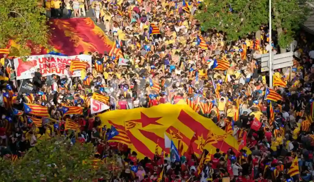 FOTOGRAFÍA. BARCELONA (ESPAÑA), 11 DE SEPTIEMBRE DE 2026. Cientos de personas durante una manifestación convocada por la asociación separatista Assemblea Nacional Catalana (ANC) en Barcelona, este viernes, con el motivo del Día de Cataluña (Diada de Catalunya). Efe