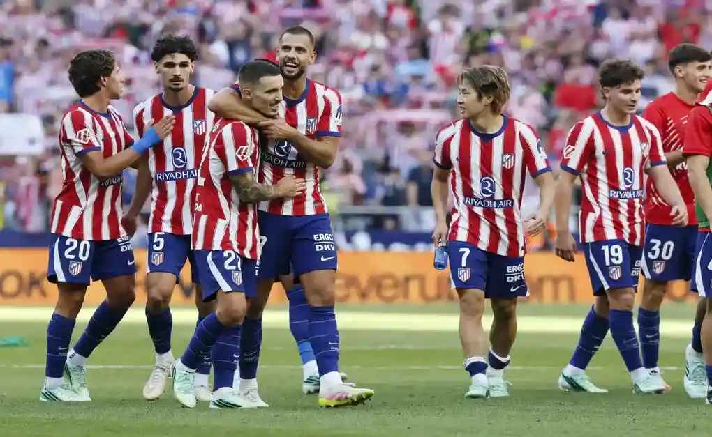 FOTOGRAFÍA. MADRID (ESPAÑA), 20 DE SEPTIEMBRE DE 2026. Los jugadores del Atlético de Madrid celebran la victoria tras el partido de LaLiga EA Sports entre Atlético de Madrid y Real Madrid celebrado este domingo en el del estadio Riyadh Air Metropolitano de la capital española. Efe