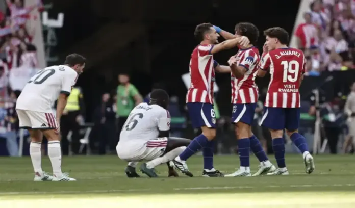 La impotencia de un Madrid plano regala el derbi a un Atlético que olió la sangre (2) FOTOGRAFÍA. MADRID (ESPAÑA), 20 DE SEPTIEMBRE DE 2026. Los jugadores del Atlético de Madrid celebran la victoria tras el partido de LaLiga EA Sports entre Atlético de Madrid y Real Madrid celebrado este domingo en el del estadio Riyadh Air Metropolitano de la capital española. Efe