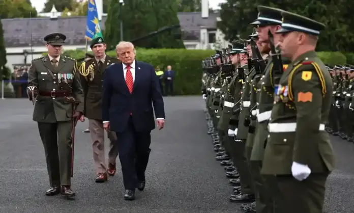 La presidente de Irlanda recibe con honores a Trump en Dublín (1) FOTOGRAFÍA. DUBLÍN (IRLANDA), 12 DE SEPTIEMBRE DE 2026. El presidente de EE.UU. Donald Trump, recibe honores militares en el palacio presidencial de Áras an Uachtaráin en Dublín, Irlanda, el 12 de septiembre de 2026. Efe