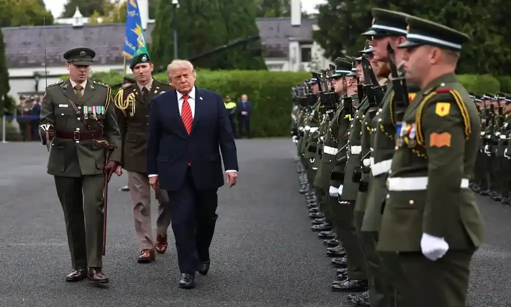 FOTOGRAFÍA. DUBLÍN (IRLANDA), 12 DE SEPTIEMBRE DE 2026. El presidente de EE.UU. Donald Trump, recibe honores militares en el palacio presidencial de Áras an Uachtaráin en Dublín, Irlanda, el 12 de septiembre de 2026. Efe
