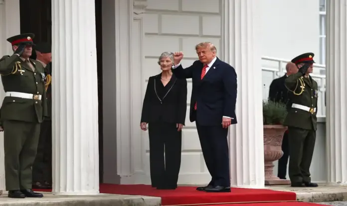 La presidente de Irlanda recibe con honores a Trump en Dublín (2) FOTOGRAFÍA. DUBLÍN (IRLANDA), 12 DE SEPTIEMBRE DE 2026. La presidente de Irlanda, Catherine Connolly, recibe al presidente de Estados Unidos, Donald Trump, en el palacio presidencial de Áras an Uachtaráin, en Dublín, Irlanda, el 12 de septiembre de 2026. Efe