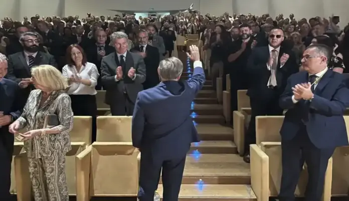 Lágrimas en muchos de los asistentes acto institucional del Día de Ceuta, Juan Jesús Vivas Lara (primer), Alberto Núñez Feijóo (segunda fila i-c) FOTOGRAFÍA. CEUTA (ESPAÑA), 02 DE SEPTIEMBRE DE 2026. El presidente de la ciudad autónoma de Ceuta (España) y líder local del Partido Popular (PP), Juan Jesús Vivas Lara (primer); ante el líder nacional del PP, Alberto Núñez Feijóo (segunda fila i-c), durante el acto en el que la ciudad de Ceuta conmemora el "Día de la Autonomía 2 Septiembre (2-S)", marcado por la invasión marroquí de la Ceuta desde el pasado miércoles 29 de julio de 2026 hasta la fecha de hoy con más de 80.000 inmigrantes, una clara guerra híbrida contra toda España, de la que la respuesta del Gobierno de España del migracionista y globalista Pedro Sánchez Pérez-Castejón ha sido convertir la ciudad en un macroCentro de Estancia Temporal de Inmigrantes (CETI), acogiendo sin pavor a los más de 15.000 inmigrantes ilegales de la invasión en asentamientos salvajes, que rechazan el retorno voluntario, mientras Marruecos, que sale con la suya sin recibir absolutamente ninguna crítica de Pedro Sánchez Pérez-Castejón, reclaman al Gobierno de España repatriar a Marruecos a todos inmigrantes marroquíes en ceuta, tanto menores como adultos antes de repatriar a los 80 cadáveres hallados en las playas de Ceuta tras la invasión. Efe
