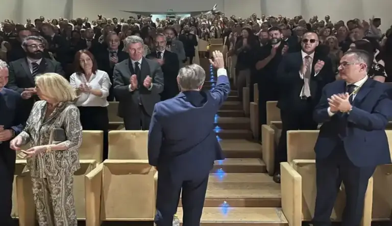 FOTOGRAFÍA. CEUTA (ESPAÑA), 02 DE SEPTIEMBRE DE 2026. El presidente de la ciudad autónoma de Ceuta (España) y líder local del Partido Popular (PP), Juan Jesús Vivas Lara (primer); ante el líder nacional del PP, Alberto Núñez Feijóo (segunda fila i-c), durante el acto en el que la ciudad de Ceuta conmemora el "Día de la Autonomía 2 Septiembre (2-S)", marcado por la invasión marroquí de la Ceuta desde el pasado miércoles 29 de julio de 2026 hasta la fecha de hoy con más de 80.000 inmigrantes, una clara guerra híbrida contra toda España, de la que la respuesta del Gobierno de España del migracionista y globalista  Pedro Sánchez Pérez-Castejón ha sido convertir la ciudad en un macroCentro de Estancia Temporal de Inmigrantes (CETI), acogiendo sin pavor a los más de 15.000 inmigrantes ilegales de la invasión en asentamientos salvajes, que rechazan el retorno voluntario, mientras Marruecos, que sale con la suya sin recibir absolutamente ninguna crítica de Pedro Sánchez Pérez-Castejón, reclaman al Gobierno de España repatriar a Marruecos a todos inmigrantes marroquíes en ceuta, tanto menores como adultos antes de repatriar a los 80 cadáveres hallados en las playas de Ceuta tras la invasión. Efe