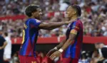 FOTOGRAFÍA. SEVILLA (ESPAÑA), 19 DE SEPTIEMBRE DE 2026. El delantero del Barcelona Raphinha (d) celebra con Lamine Yamal tras marcar el 1-2, durante el partido de LaLiga que Sevilla FC y FC Barcelona disputaron en el estadio Ramón Sánchez-Pizjuán. Efe