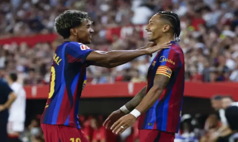 FOTOGRAFÍA. SEVILLA (ESPAÑA), 19 DE SEPTIEMBRE DE 2026. El delantero del Barcelona Raphinha (d) celebra con Lamine Yamal tras marcar el 1-2, durante el partido de LaLiga que Sevilla FC y FC Barcelona disputaron en el estadio Ramón Sánchez-Pizjuán. Efe