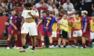 FOTOGRAFÍA. SEVILLA (ESPAÑA), 19 DE SEPTIEMBRE DE 2026. El lateral del Sevilla Gabriel Suazo tras encajar el 1-2, durante el partido de LaLiga que Sevilla FC y FC Barcelona disputaron en el estadio Ramón Sánchez-Pizjuán. Efe