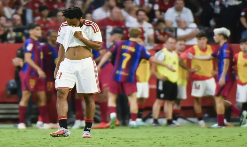 FOTOGRAFÍA. SEVILLA (ESPAÑA), 19 DE SEPTIEMBRE DE 2026. El lateral del Sevilla Gabriel Suazo tras encajar el 1-2, durante el partido de LaLiga que Sevilla FC y FC Barcelona disputaron en el estadio Ramón Sánchez-Pizjuán. Efe