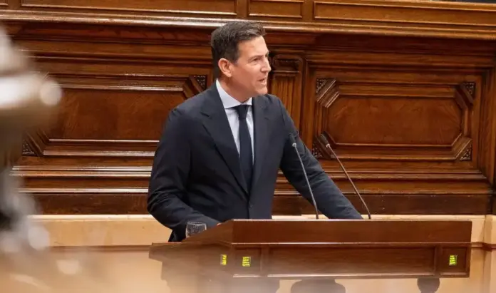 FOTOGRAFÍA. BARCELONA (CATALUÑA) ESPAÑA, 09 DE SEPTIEMBRE DE 2026. El diputado de VOX por Tarragona al Parlamento de Cataluña, portavoz en la Comisión de Interior y presidente provincial de VOX Tarragona, Sergio Macián de Greef, registrado durante una intervención en sede parlamentaria catalana. Lasvocesdlepueblo (Ñ Pueblo)