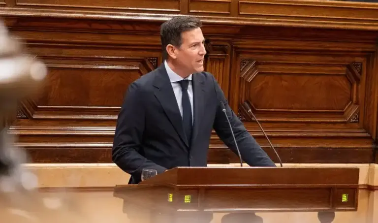 FOTOGRAFÍA. BARCELONA (CATALUÑA) ESPAÑA, 09 DE SEPTIEMBRE DE 2026. El diputado de VOX por Tarragona al Parlamento de Cataluña, portavoz en la Comisión de Interior y presidente provincial de VOX Tarragona, Sergio Macián de Greef, registrado durante una intervención en sede parlamentaria catalana. Lasvocesdlepueblo (Ñ Pueblo)