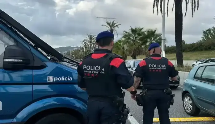 Macrodispositivo Mossos d'Esquadra contra multirreicidentes, Muere una persona apuñalada por unos menores en la fiesta mayor de Manresa FOTOGRAFÍA. BARCELONA (CATALUÑA) REINO DE ESPAÑA, 11 DE MAYO DE 2025. La cuenta oficial de la Policía de la Generalidad de Cataluña Mossos d'Esquadra en la red social X (@mossos) publica este domingo 11 de mayo de 2025 que el llamado "Plan Kanpai" con varios cuerpos policiales en Barcelona y área metropolitana: 16 detenidos (56 antecedentes), 5 investigados, 4 motos recuperadas. Actas: 10 por la ley 4/2015 en locales, 85 por sustancias, 24 por armas, 4 por falta respeto, 3 por desobediencia y 704 vehículos identificados. X Mossos d'Esquadra (@mossos)/Lasvocesdelpueblo (Ñ Pueblo)